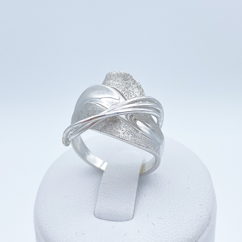 Bílé zlato prsten výrazný tvarovaný